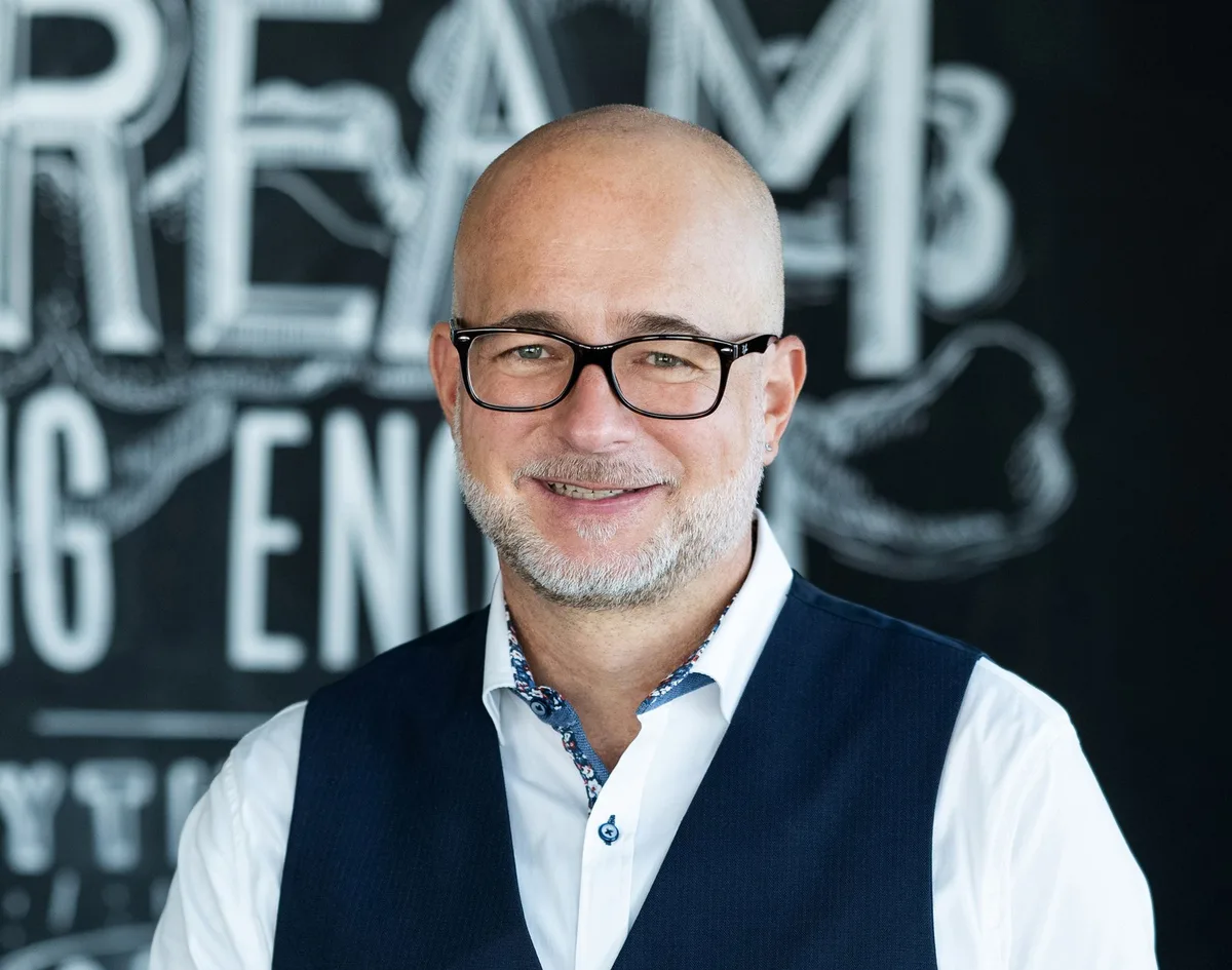 Daniel Wyss ist am 1. Oktober zum CEO der Andreas Messerli AG aufgestiegen. Porträt eines Mannes mit Brille.